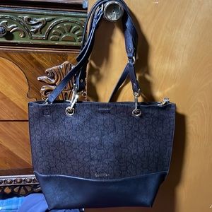 Calvin Klein Reversible tote. Comes with shoulder & crossbody straps